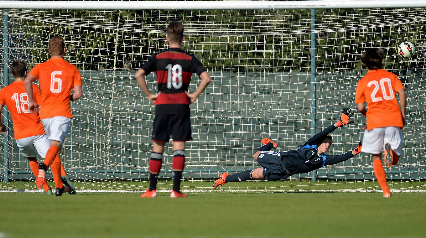 Das Tor des Tages: Koreniuk (l.) lässt DFB-Keeper Dahmen keine Chance vom Punkt © 2015 Getty Images