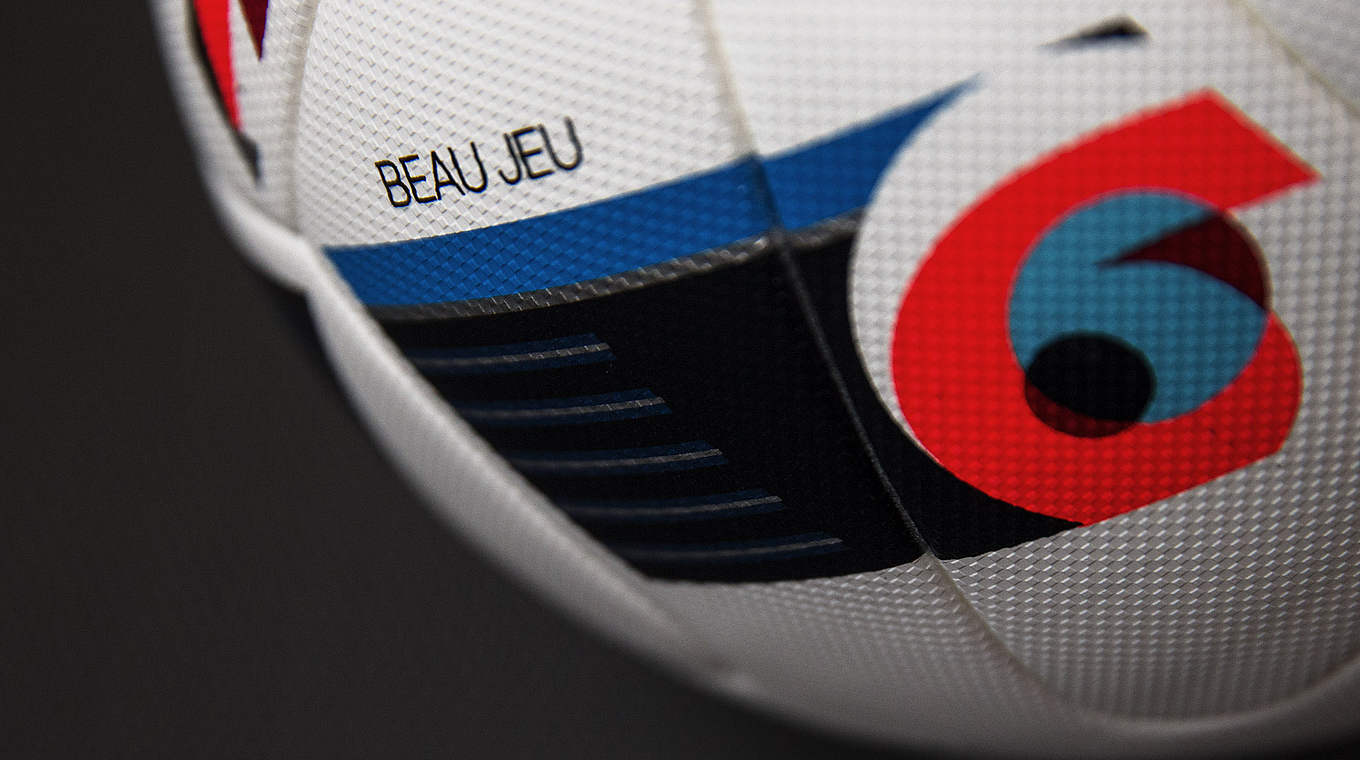 Blau, Weiß und Rot: die Farben des EM-Spielballs und der Nationalflagge Frankreichs  © 2015 Getty Images