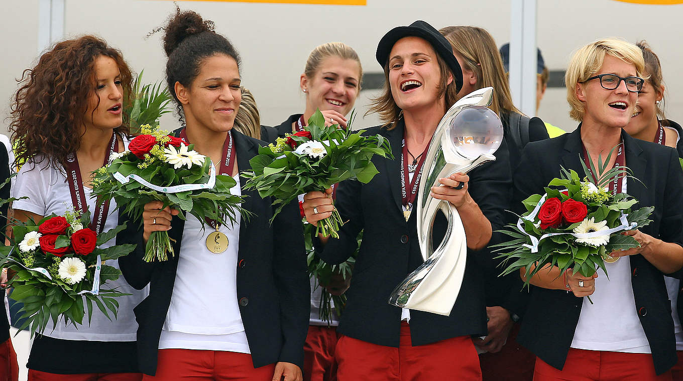 Europameisterlicher Empfang: Nadine Angerer mit Pokal nach dem EM-Triumph 2013 © 2013 Getty Images