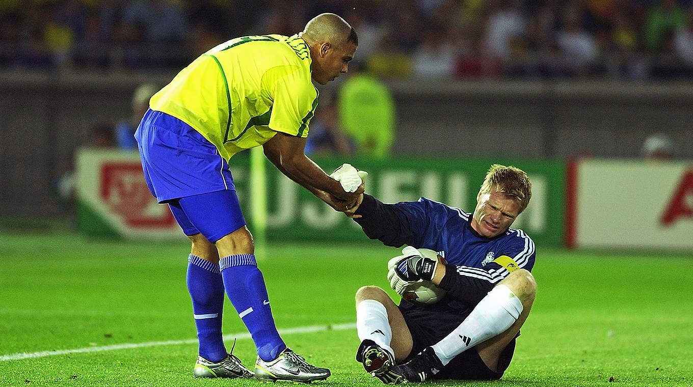 Kahn unterliegt Brasiliens Superstar Ronaldo - bei der WM und Weltfußballer-Wahl 2002 © imago