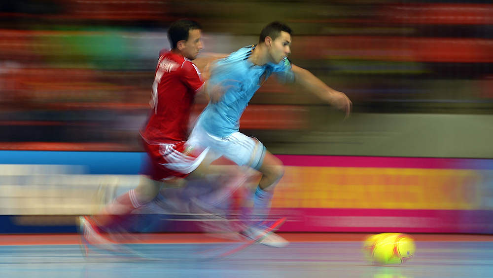 Der schnelle Hallenfußball erfordert eine optimale Abstimmung zwischen den Spielern! © 2012 FIFA