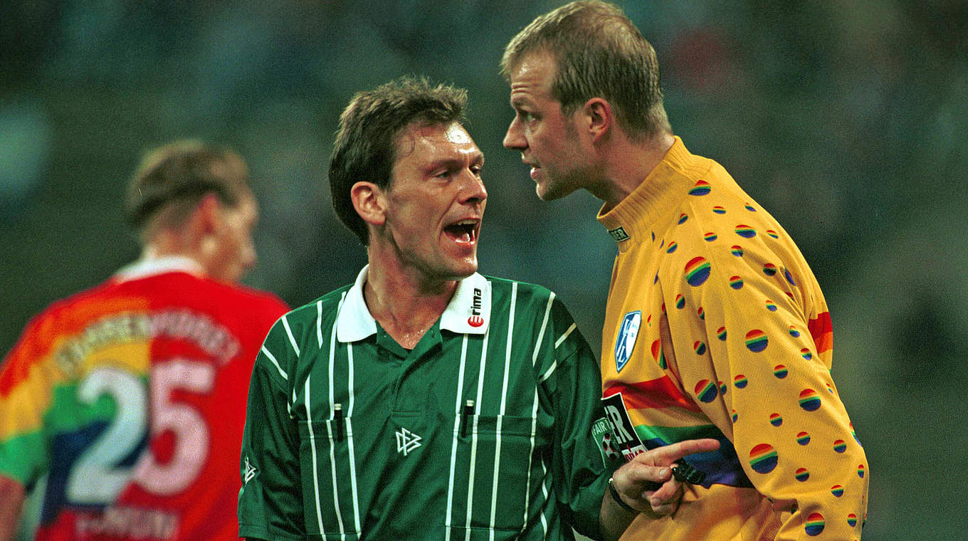 Bundesliga-Premiere: Florian Meyer 1998 mit Bochums Torwart Thomas Ernst © imago/Plusphoto 