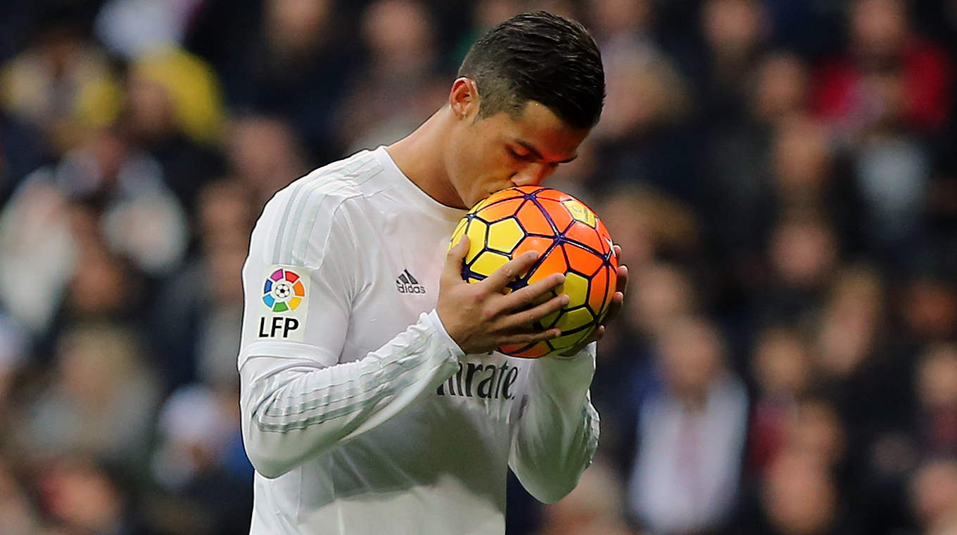 Ein Küsschen für den Ball: Cristiano Ronaldo vor dem Elfmeter © 2015 Getty Images