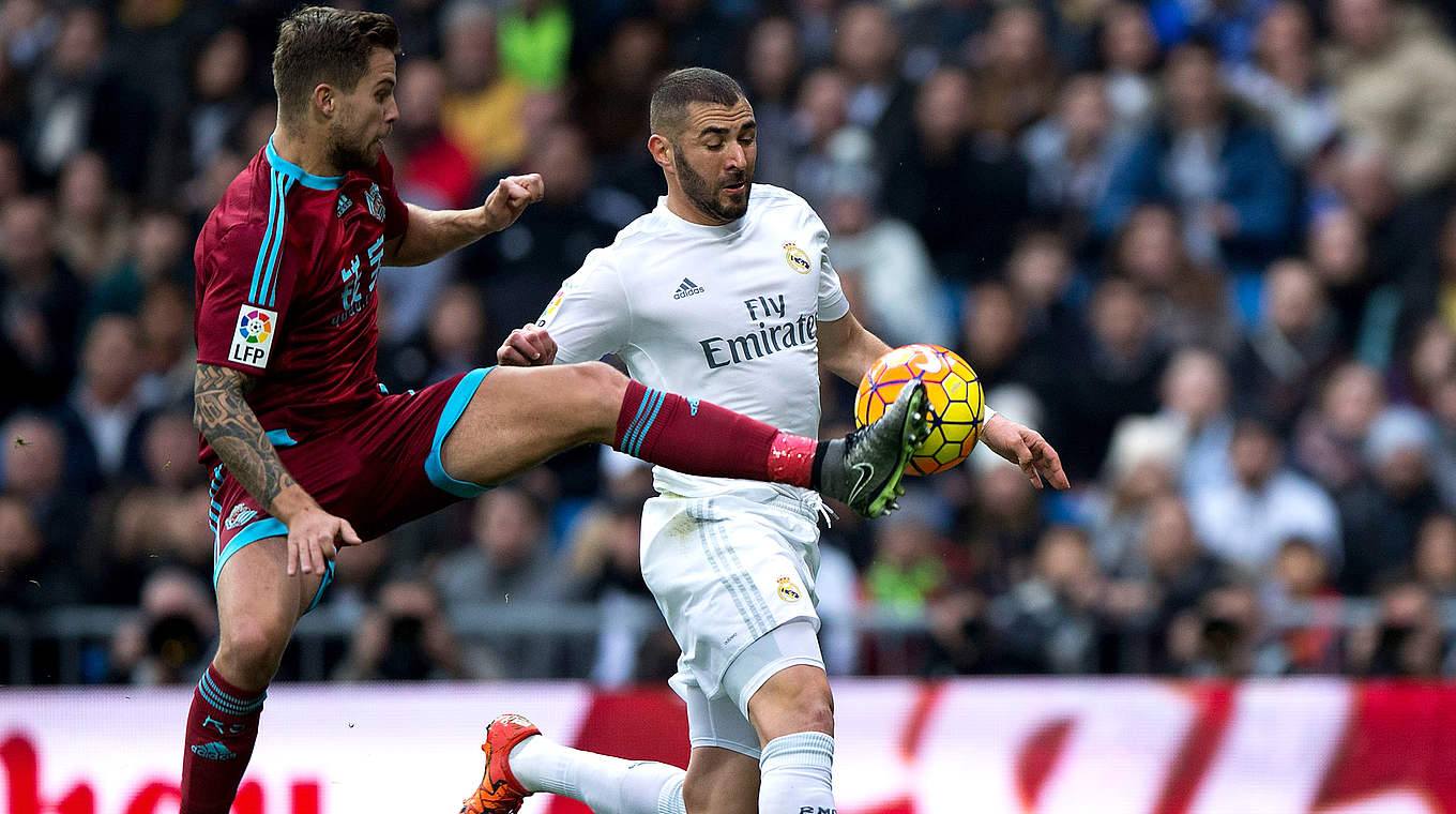 Nur schwer zu stoppen: Inigo Martinez (l.) im Duell mit Reals Karim Benzema © 2015 Getty Images