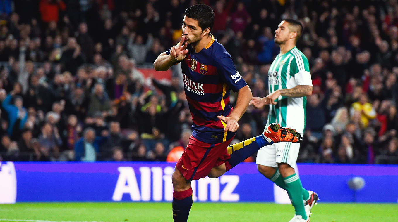 Trifft doppelt für überlegene Katalanen: Luis Suarez © 2015 Getty Images