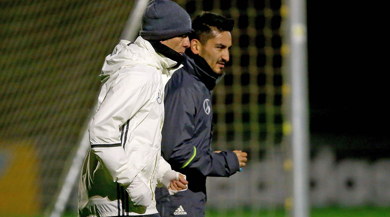 Zwei, die sich verstehen und schätzen: Bundestrainer Jogi Löw (v.) mit Gündogan © 2015 Getty Images