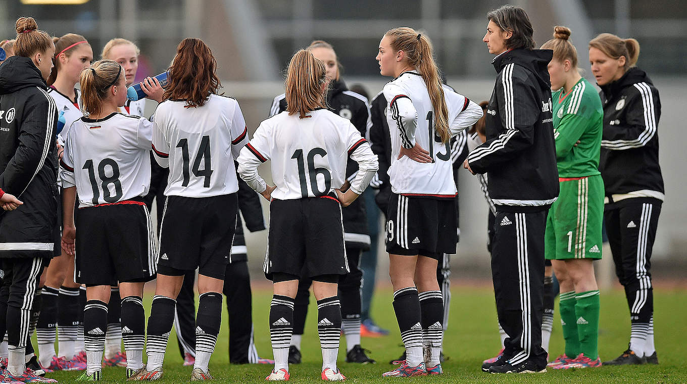 Mit 21 Spielerinnen zum Lehrgang nach Hennef: Trainerin Anouschka Bernhard (3.v.r.) © 2015 Getty Images