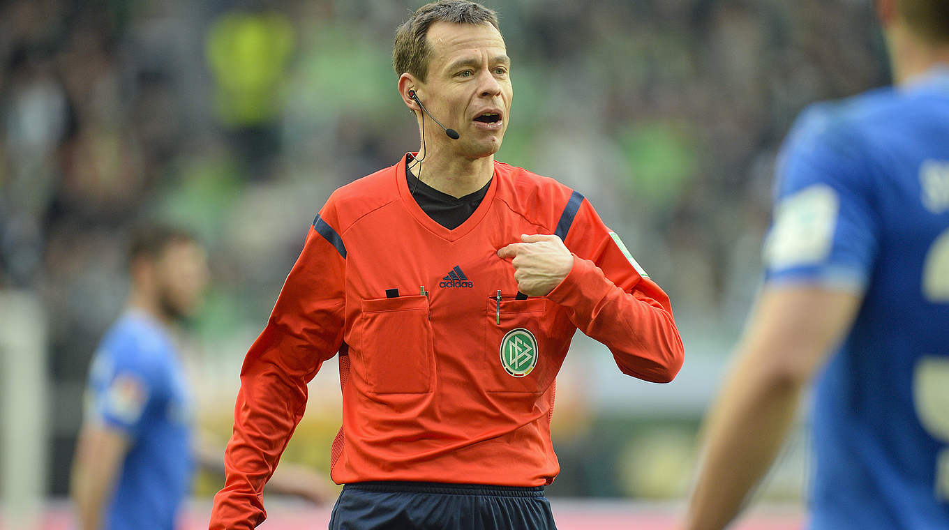 Bei 131 Spielen in der Bundesliga an der Pfeife: Referee Markus Schmidt aus Stuttgart © 2016 Getty Images