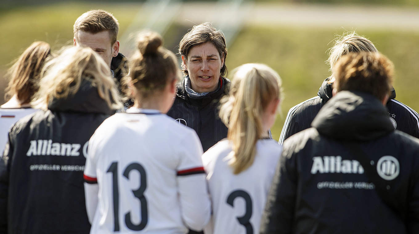 Versammelt 18 Spielerinnen zur EURO in Weißrussland: DFB-Trainerin Bernhard (M.) © Getty Images