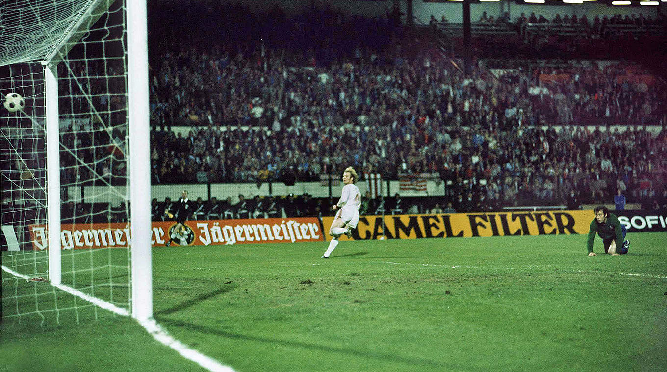 17. Mai 1974: Uli Hoeneß (l.) steuert zwei Tore zum 4:0 der Bayern gegen Atletico bei © imago sportfotodienst