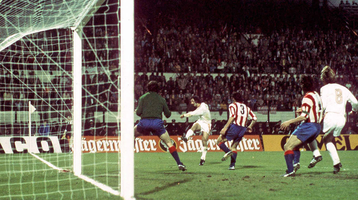 17. Mai 1974: Gerd Müller (2.v.l.) erzielt beim 4:0 gegen Atletico zwei Traumtore für Bayern © imago