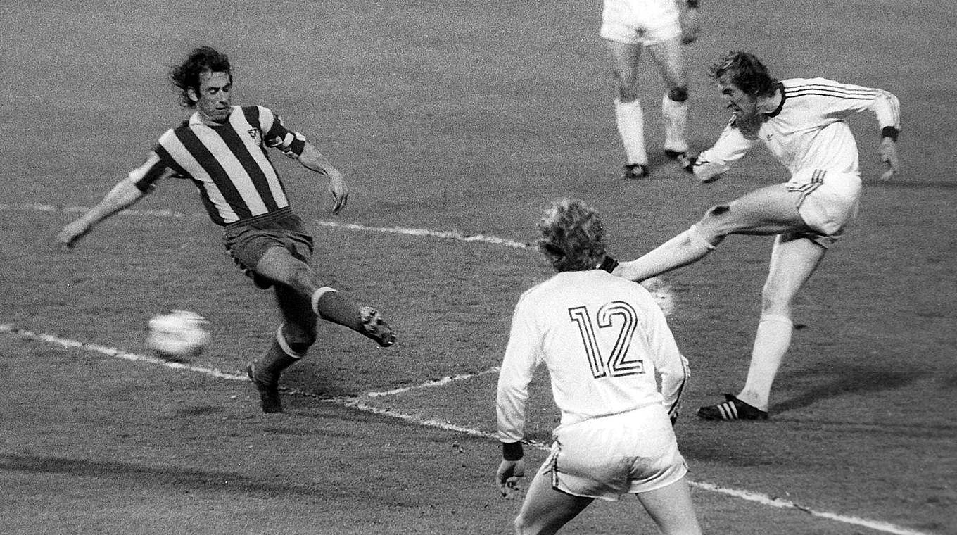 15. Mai 1974: Georg Schwarzenbeck (r.) trifft zum 1:1, Bayern erzwingt Wiederholungsspiel © imago
