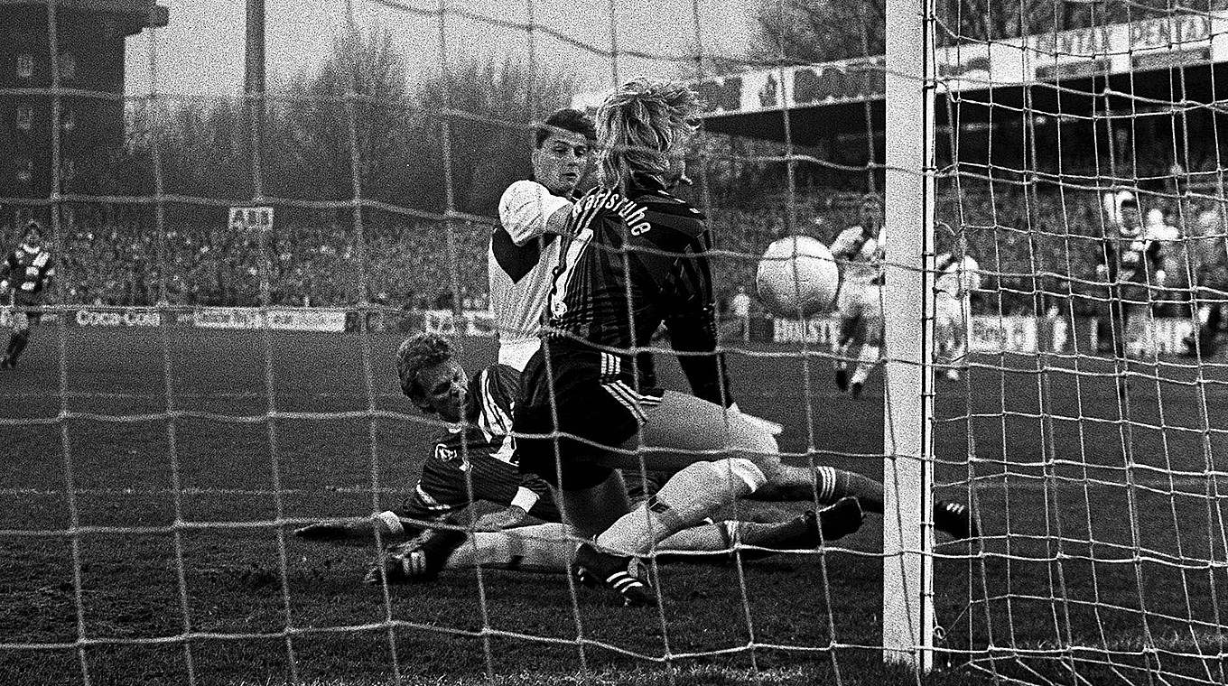 Schnellstes Bundesligator: St. Paulis Zander überwindet Kahn 1991 nach zwölf Sekunden © Bongarts/Getty Images