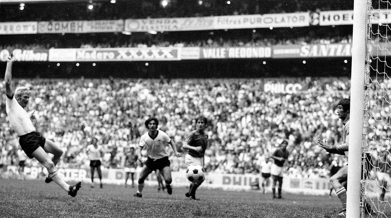 Treffer im "Jahrhundertspiel": Schnellinger erzielt das 1:1 bei der WM 1970 gegen Italien © imago/Horstmüller