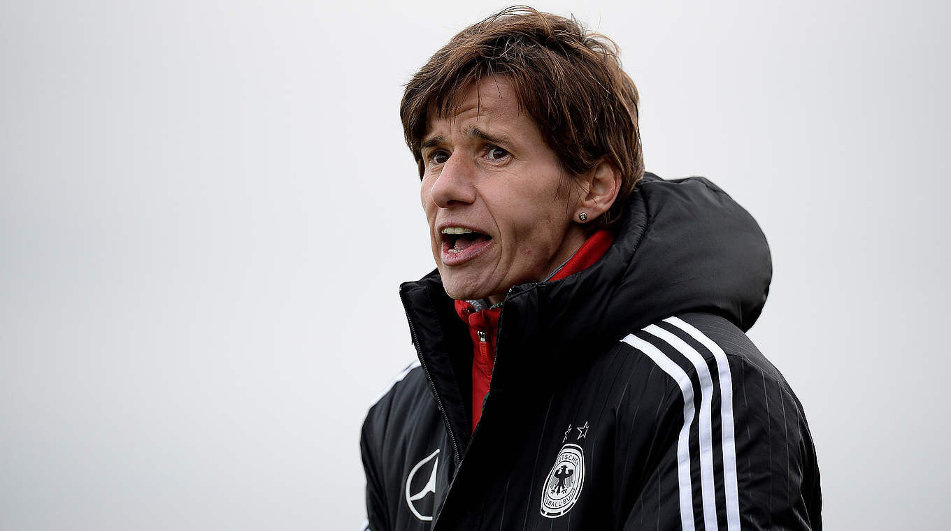 Nimmt 22 Spielerinnen zum Lehrgang mit: DFB-Trainerin Bettina Wiegmann © 2015 Getty Images
