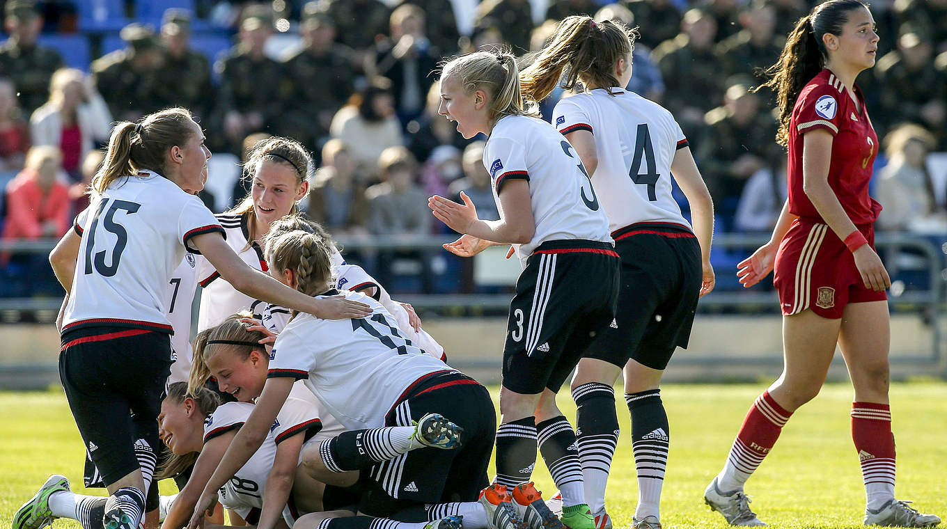 Müller beim Jubel mit ihren Mitspielerinnen: "Die Stimmung ist super" © UEFA