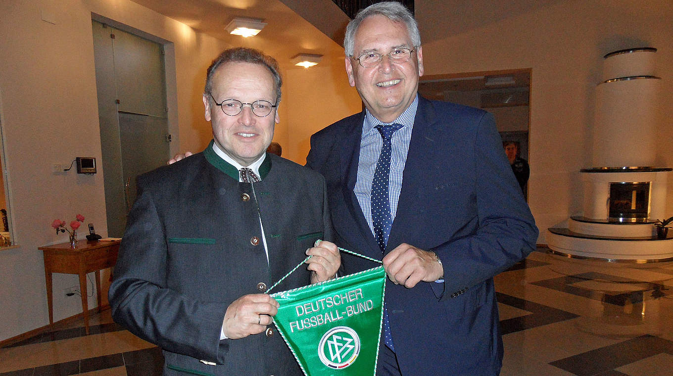 Ein Wimpel für den Botschafter: Hans-Dieter Drewitz (r.) mit Gastgeber Volker Berresheim © DFB