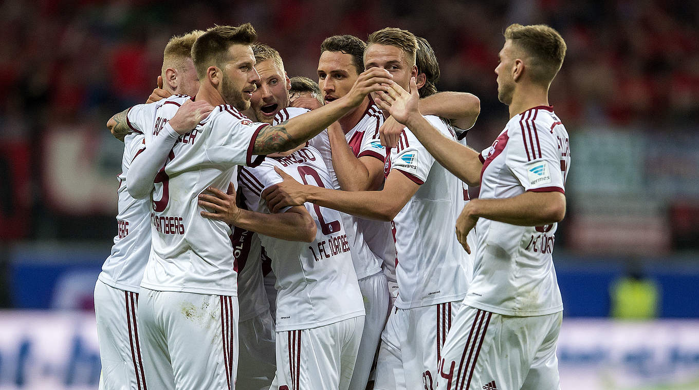 Jubeltraube nach der Führung: Der 1. FC Nürnberg bejubelt das Auswärtstor © GettyImages