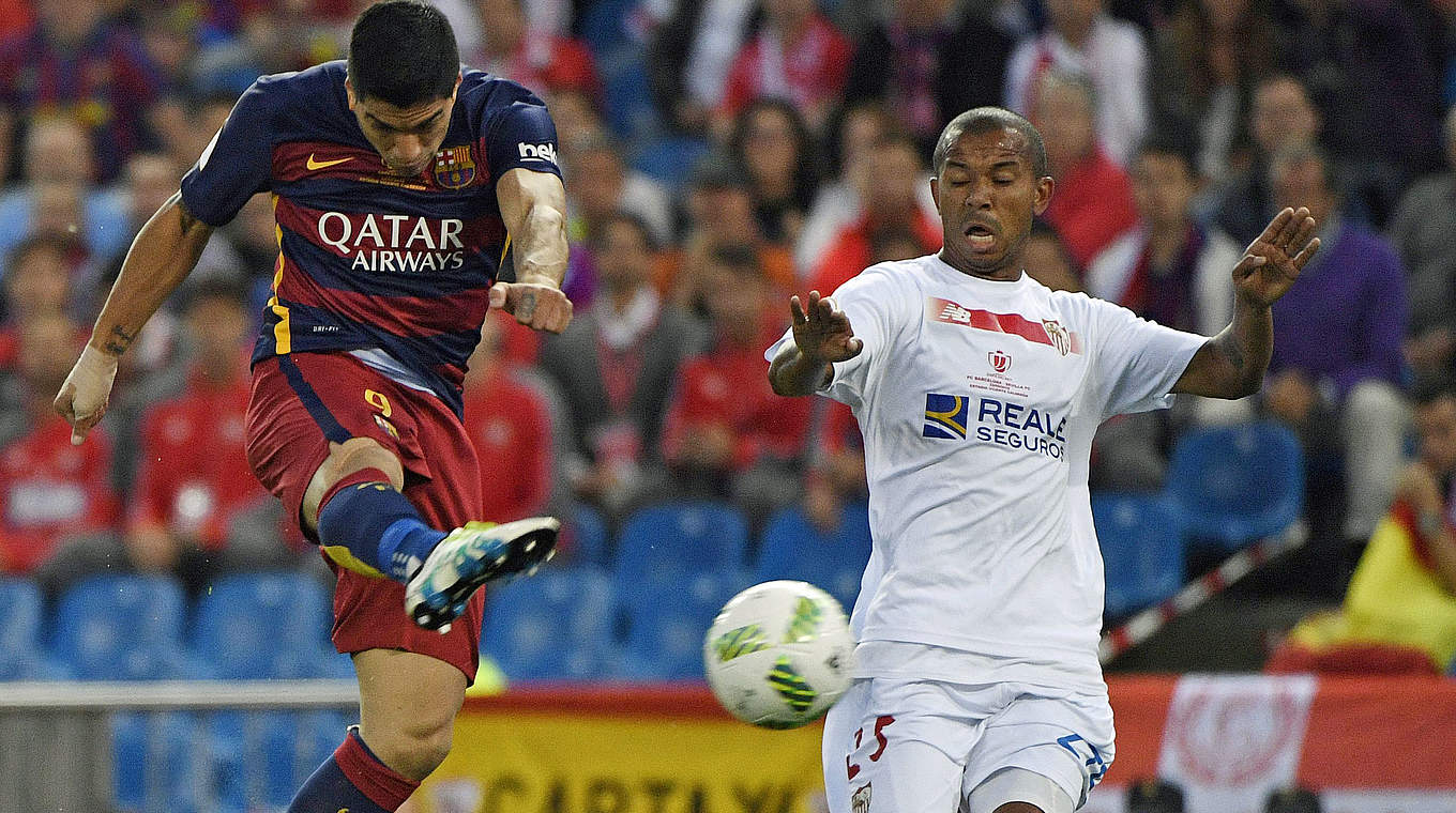 Erst abgezogen, später verletzt raus: Barca-Angreifer Suarez (l.) gegen Sevillas Mariano  © PIERRE-PHILIPPE MARCOU/AFP/Getty Images