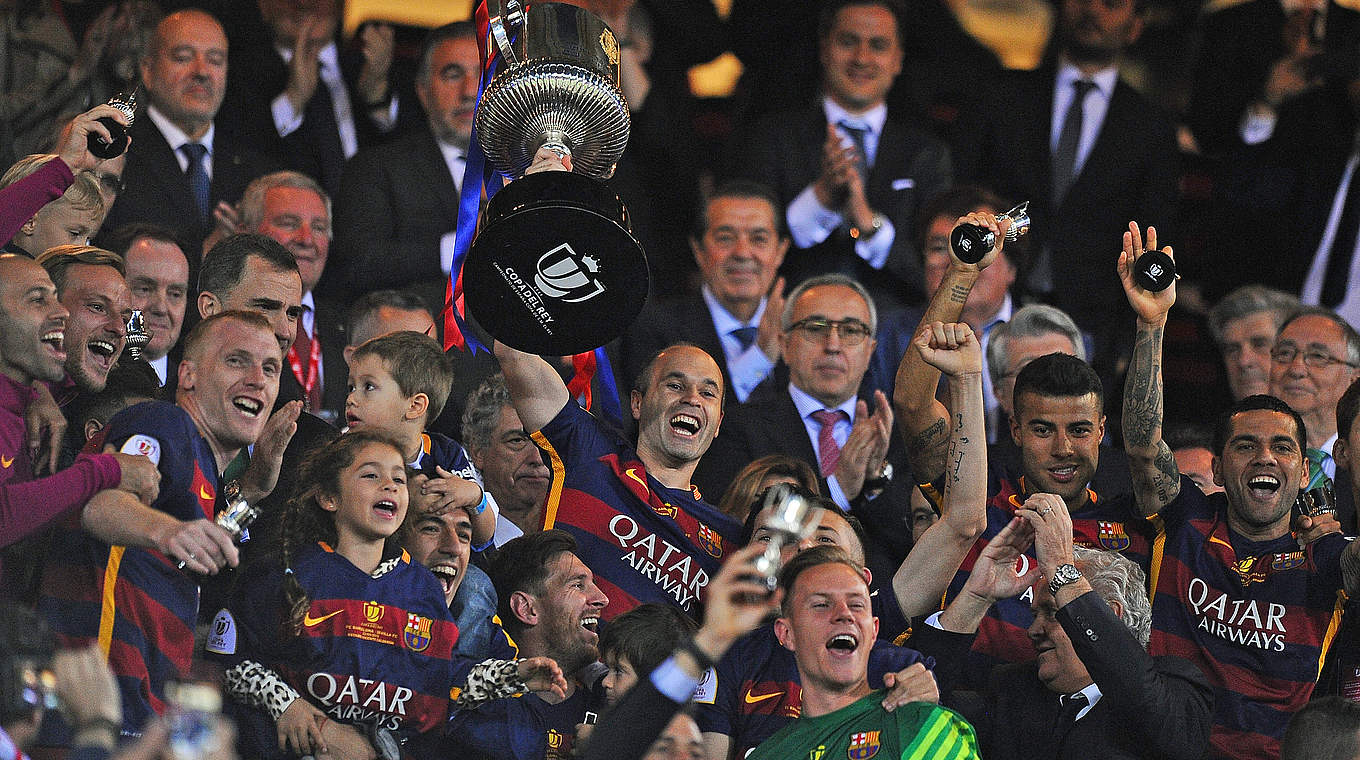Da ist das Ding: Pokal für Barca und ter Stegen © 2016 Getty Images