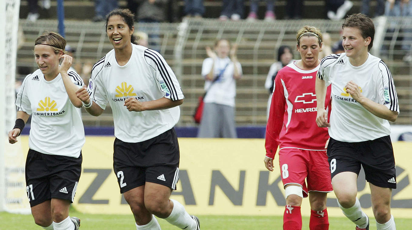Gewinnt anno 2006 mit Frankfurt den UEFA-Pokal der Frauen: Steffi Jones (2.v.l.) © 2006 Getty Images
