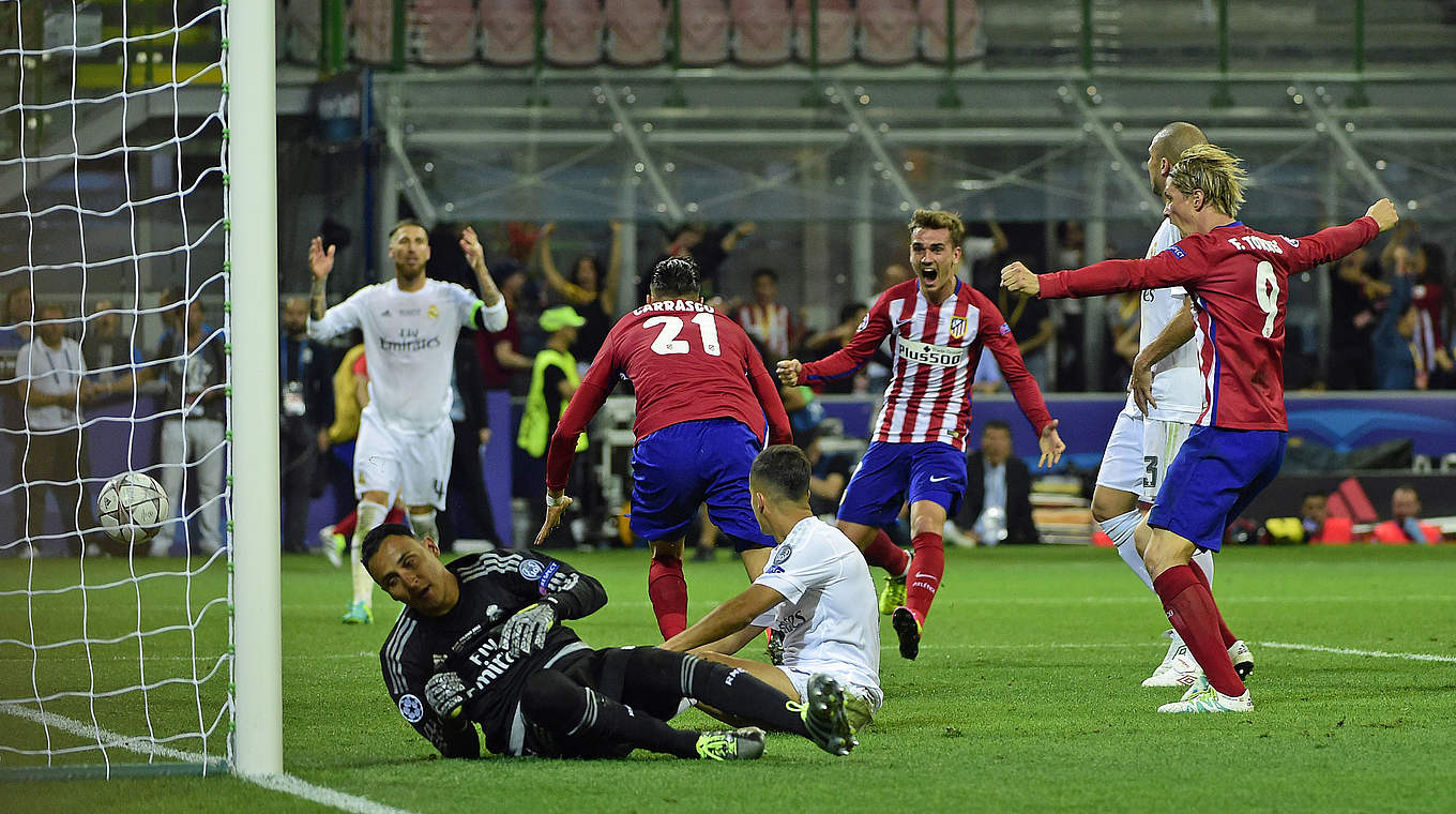 Später Ausgleich: Atléticos Yannick Carrasco (Nr. 21) trifft aus kurzer Distanz © AFP/Getty Images