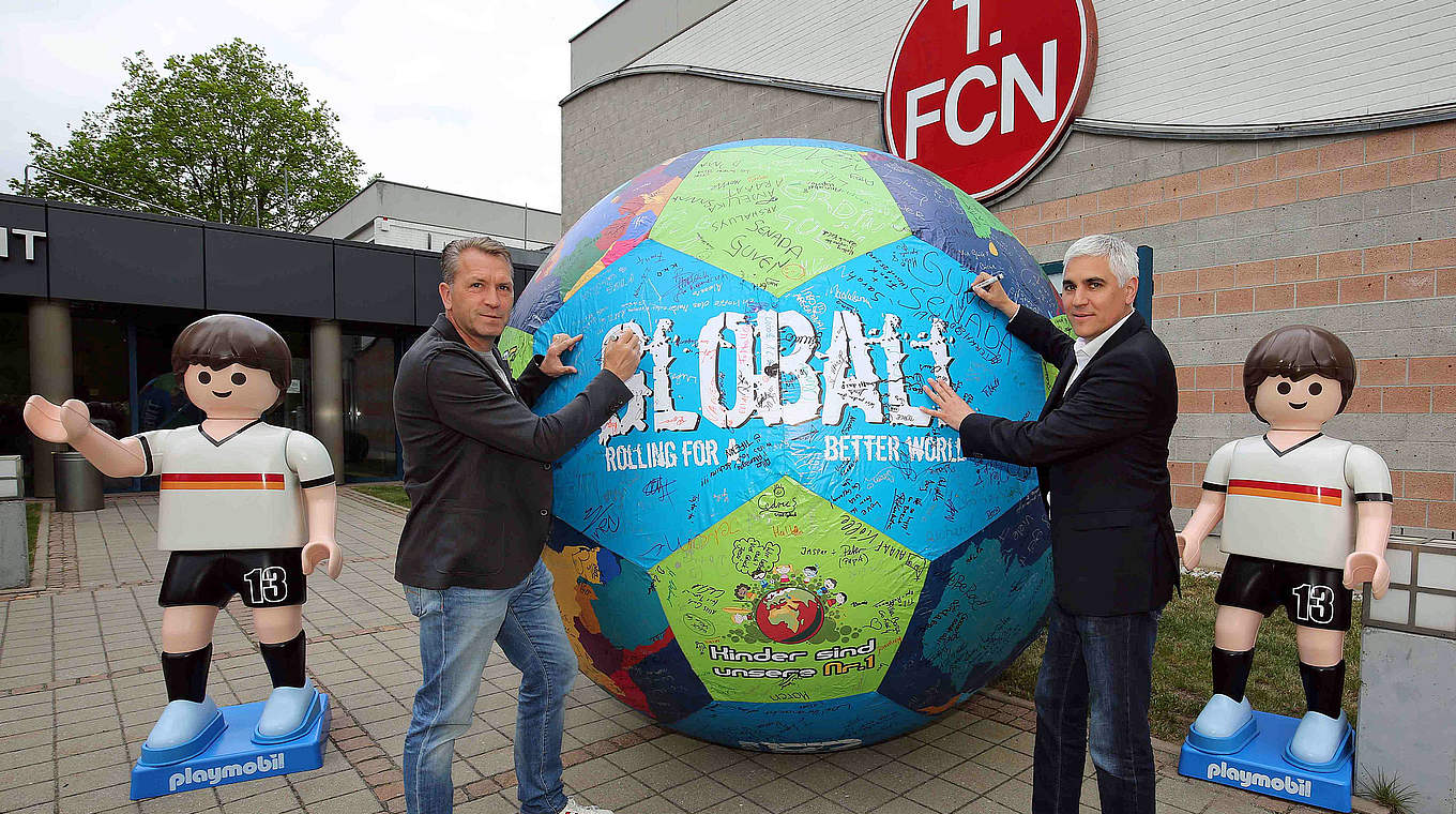 Signieren in Nürnberg den "Globall": Andreas Köpke (l.) und Andreas Bornemann © SSC GROUP