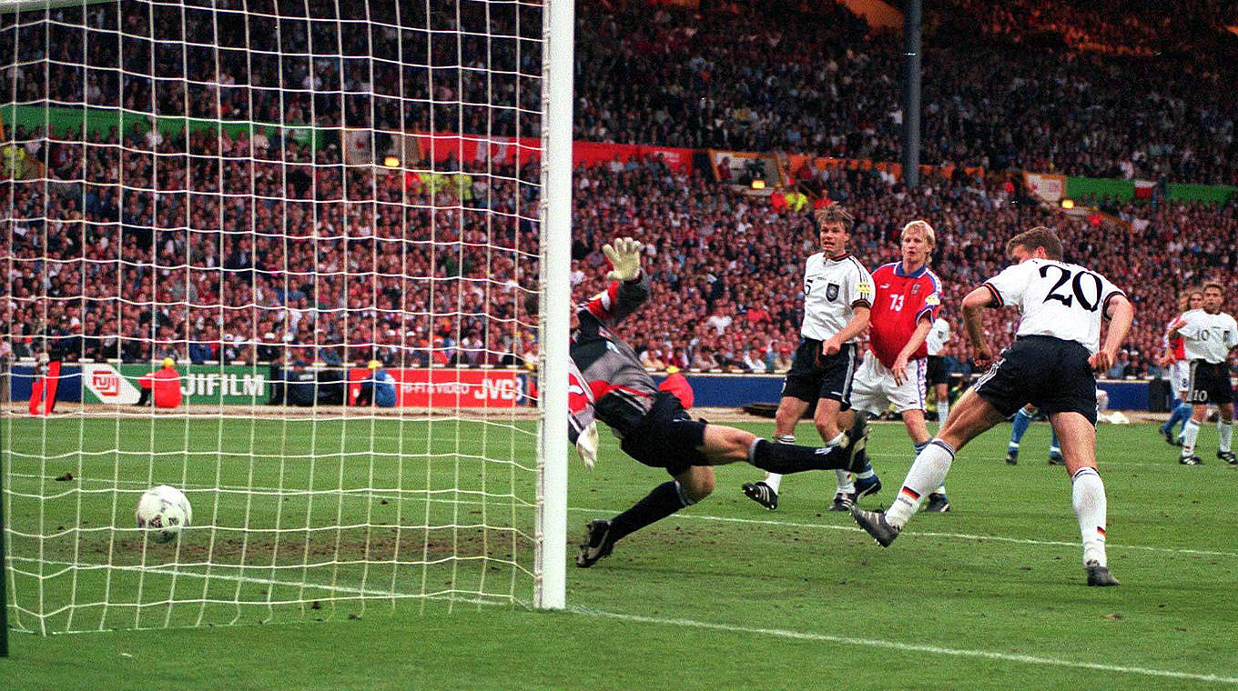 Der Ausgleich im EM-Endspiel 1996: Bierhoff (Nr. 20) trifft per Kopf gegen Tschechien © imago
