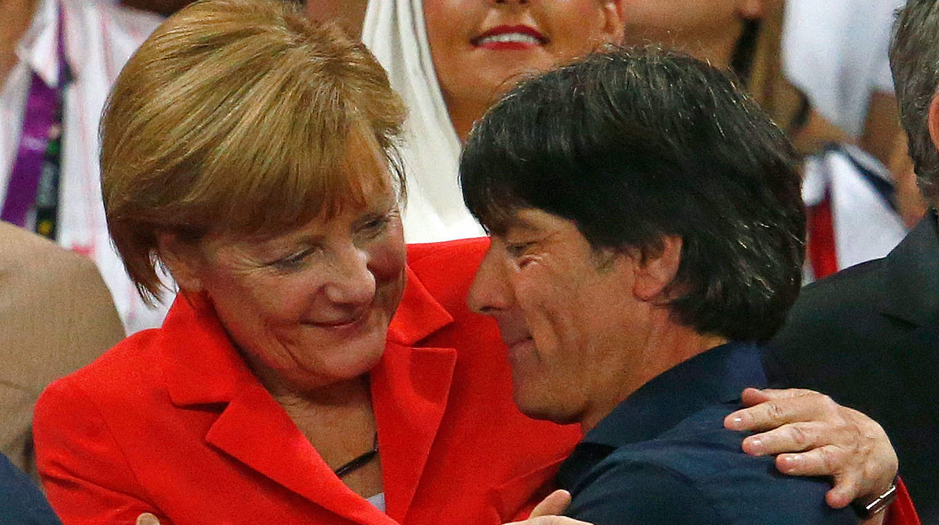 Gratulierte dem DFB-Team via Facebook: Angela Merkel (l.) © 2014 Getty Images