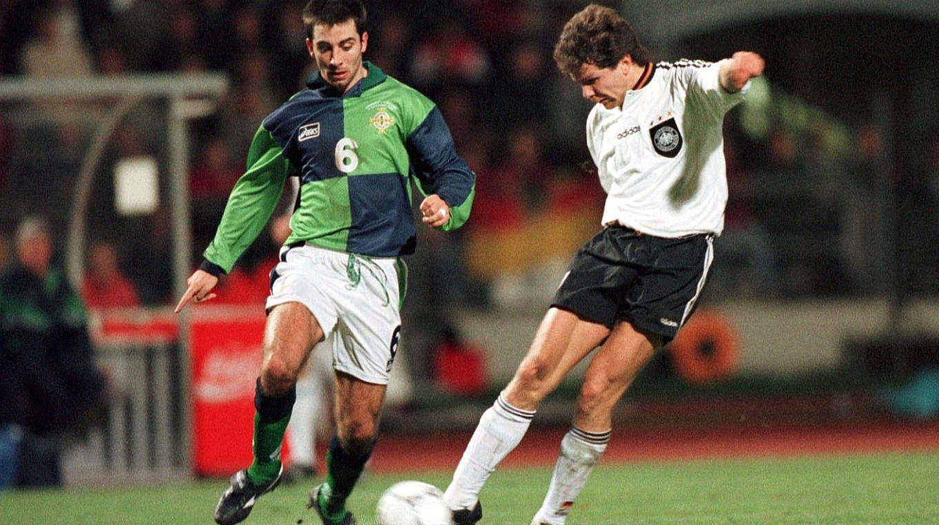 1:1 gegen Nordirland am 9. November 1996: Andreas Möller im Zweikampf © getty images