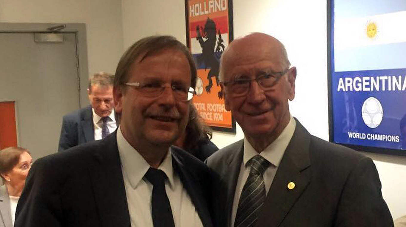 DFB-Vizepräsident trifft englische Fußball-Legende: Dr. Koch und Sir Bobby Charlton (v.l.) © privat