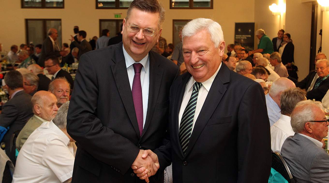 DFB-Präsident Reinhard Grindel (links) gratuliert Alfred Vianden zur Wiederwahl © FVM