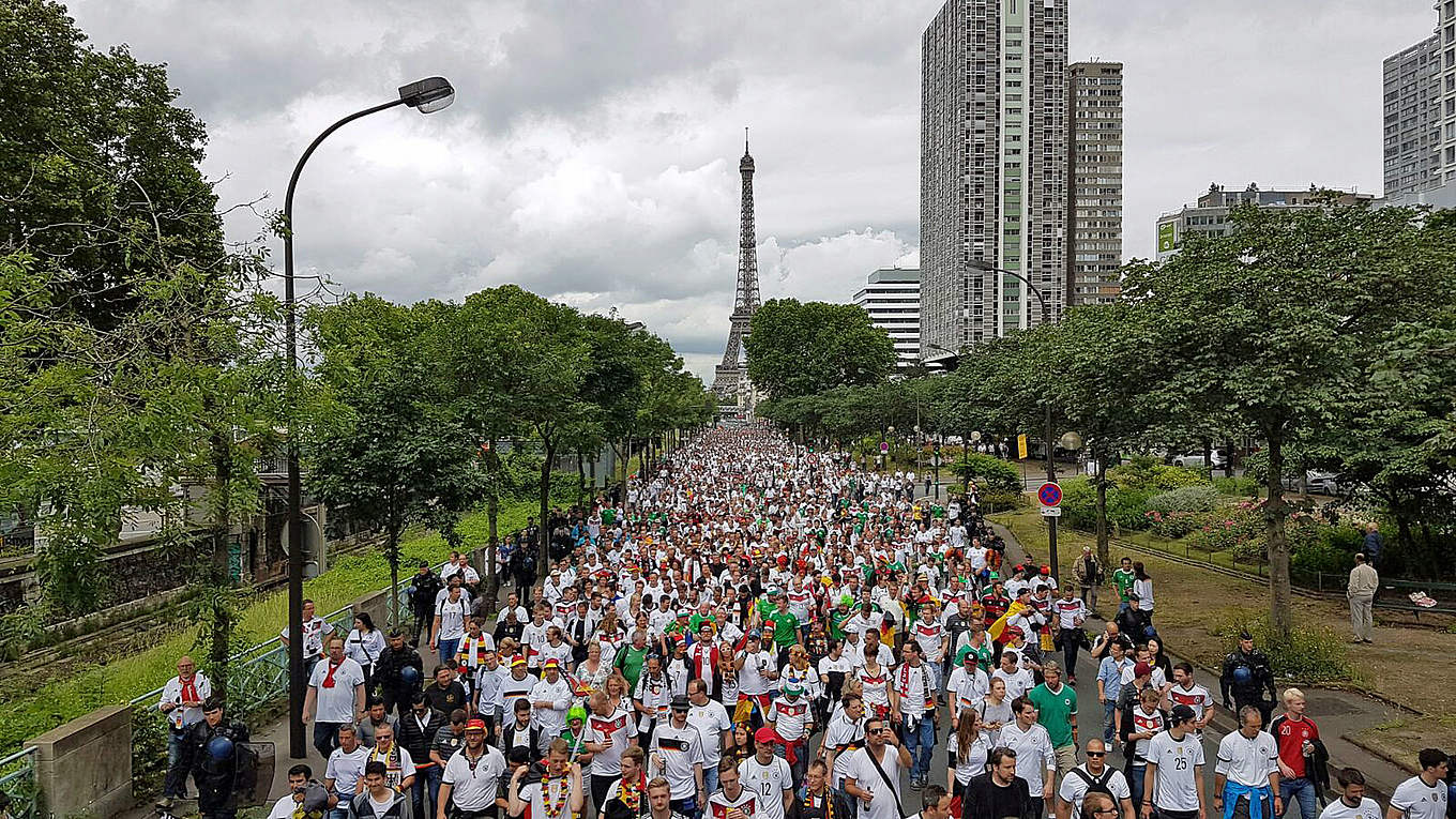 7000 bei FanWalk in Paris DFB Deutscher FußballBund e.V.