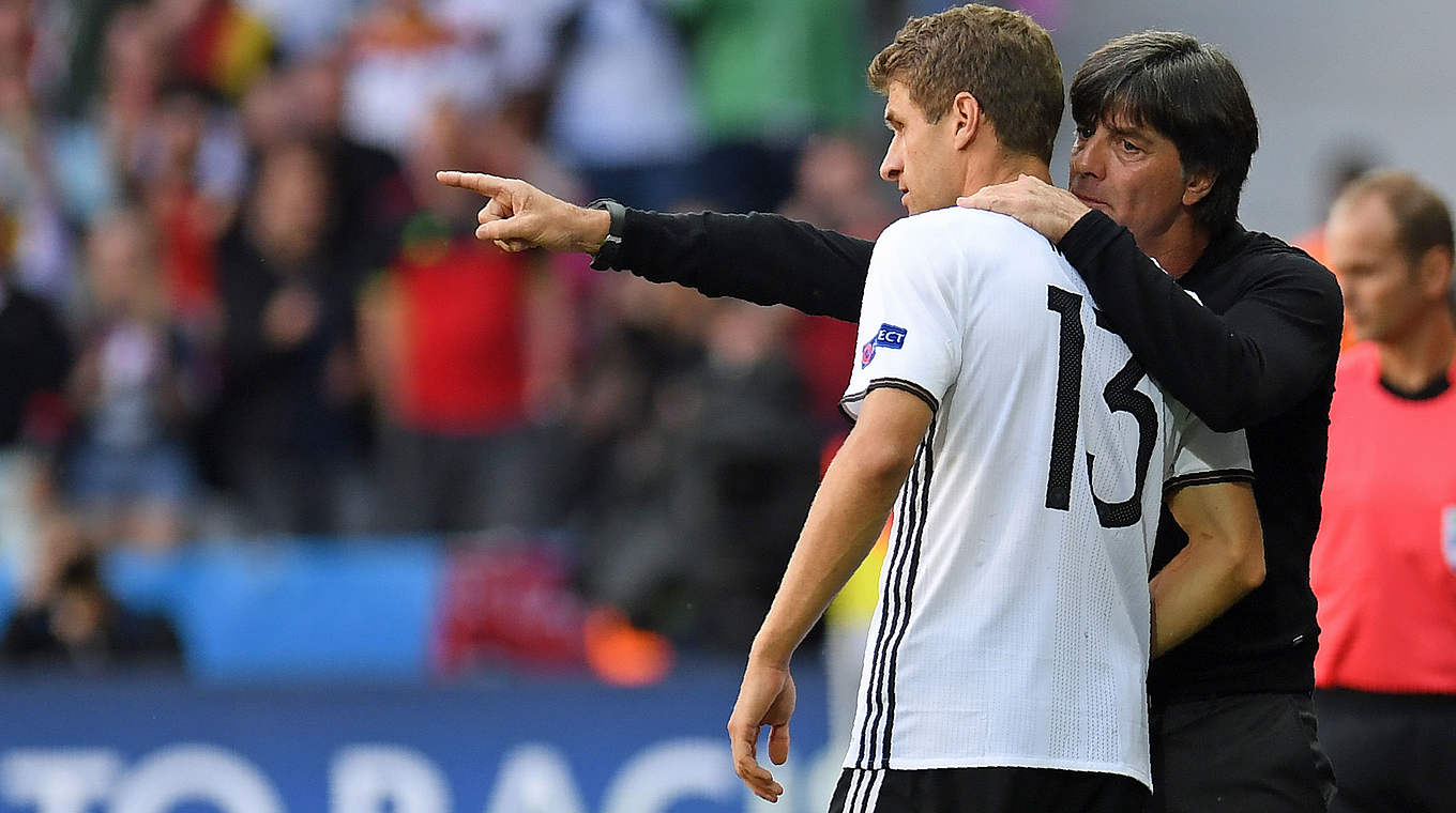 Löw mit Müller (l.): "Es war ein ungefährdeter Sieg, wir hatten immer die Kontrolle" © AFP/Getty Images