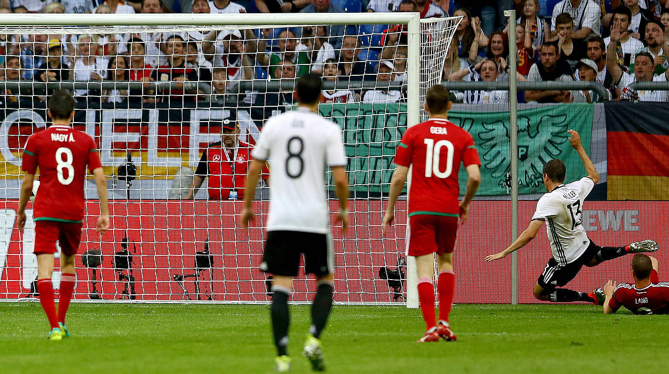 Eingenetzt: Thomas Müller (2.v.r.) staubt zum zweiten deutschen Treffer ab © Getty Images