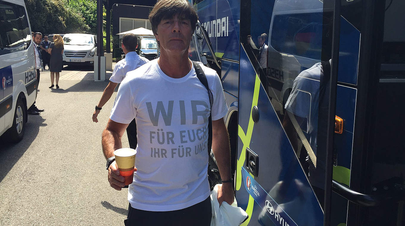Die fünfte Reise der EURO: Bundestrainer Joachim Löw freut sich auf das Viertelfinale © DFB