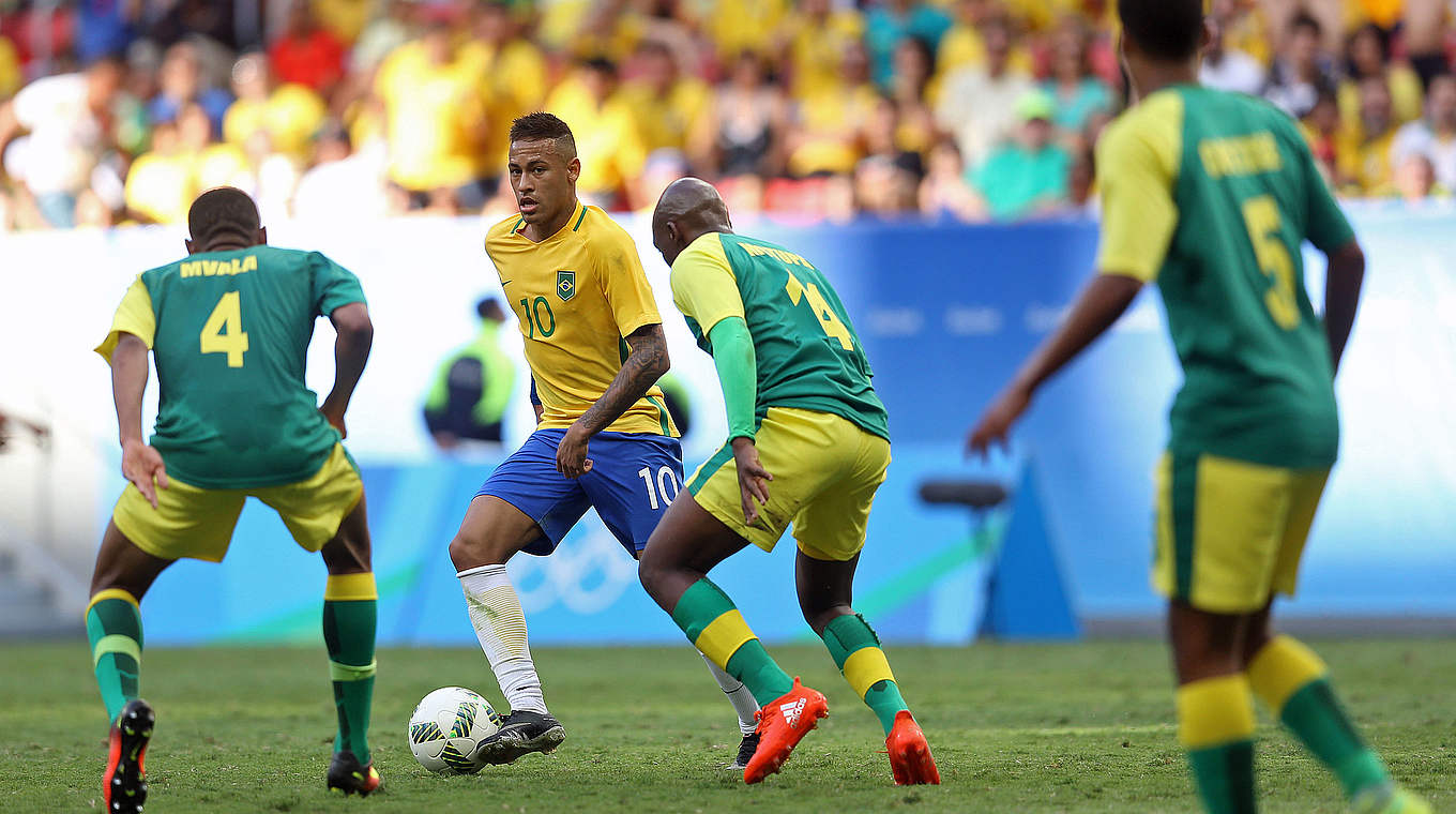 Einer gegen alle: Kein Durchkommen für Brasiliens Superstar Neymar (2.v.l.) © Getty Images