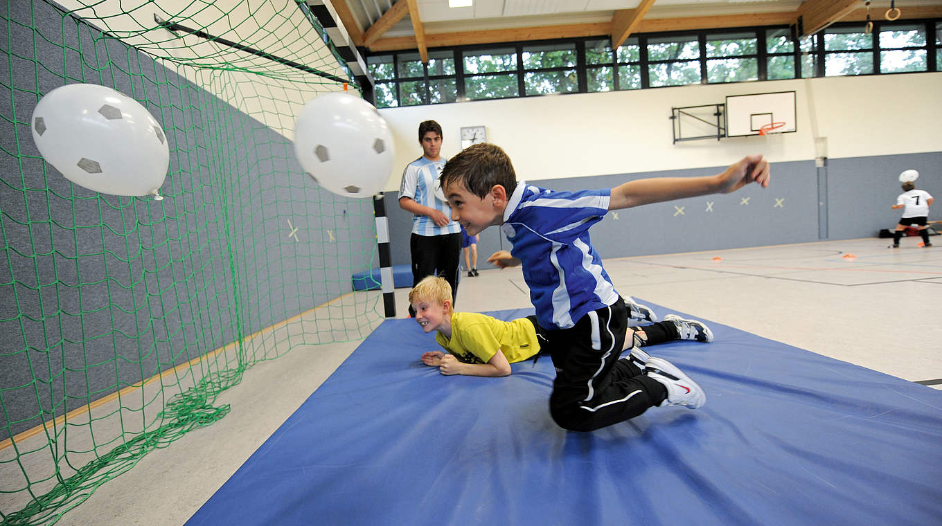 Kopfen Mit Dem Luftballon Dfb Deutscher Fussball Bund E V