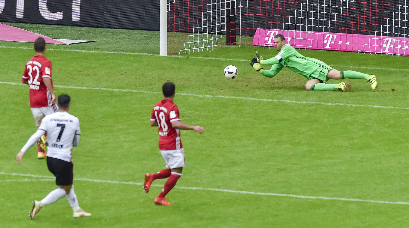 Intensiver Arbeitstag: Manuel Neuer (r.) muss gegen den FCI mehrfach zupacken © 2016 Getty Images