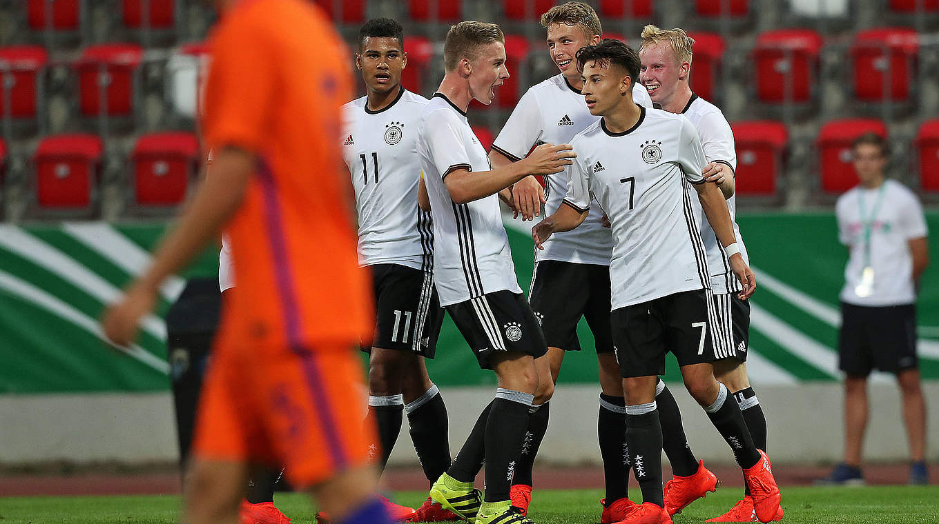 Auftakt mit einem Dreier: Die U 17-Junioren bejubeln den Erfolg gegen die Niederlande © Getty Images