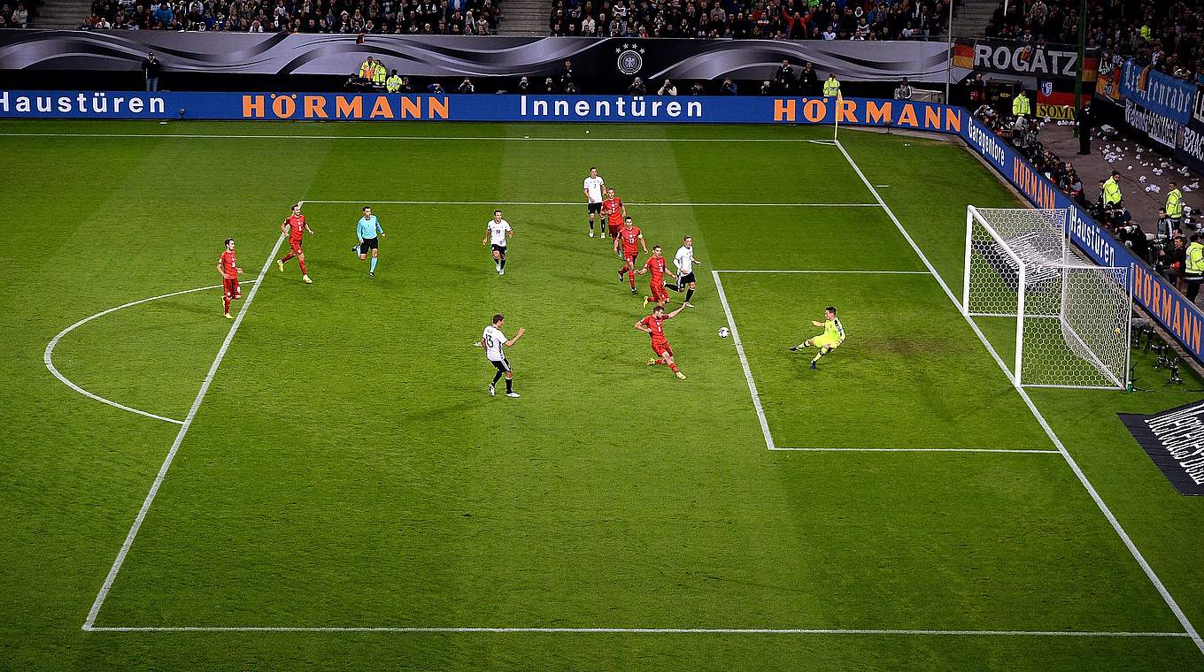 Das frühe 1:0 durch den Weltmeister: Thomas Müller (u.) erzielt sein 35. Länderspieltor © 2016 Getty Images
