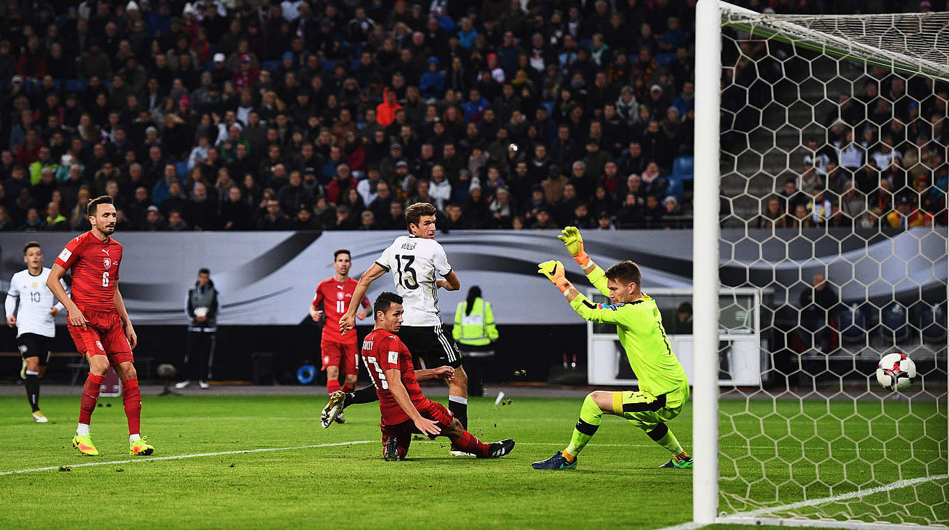 Müller zum Zweiten: Der Münchner (M.) erzielt nach einer Hector-Hereingabe das 3:0 © 2016 Getty Images