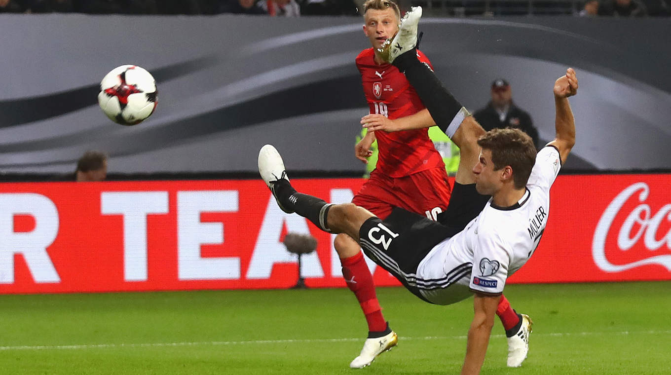 Artistische Einlage ohne Torlohn: Müller (r.) liegt gegen Tschechien sehr gut in der Luft © 2016 Getty Images