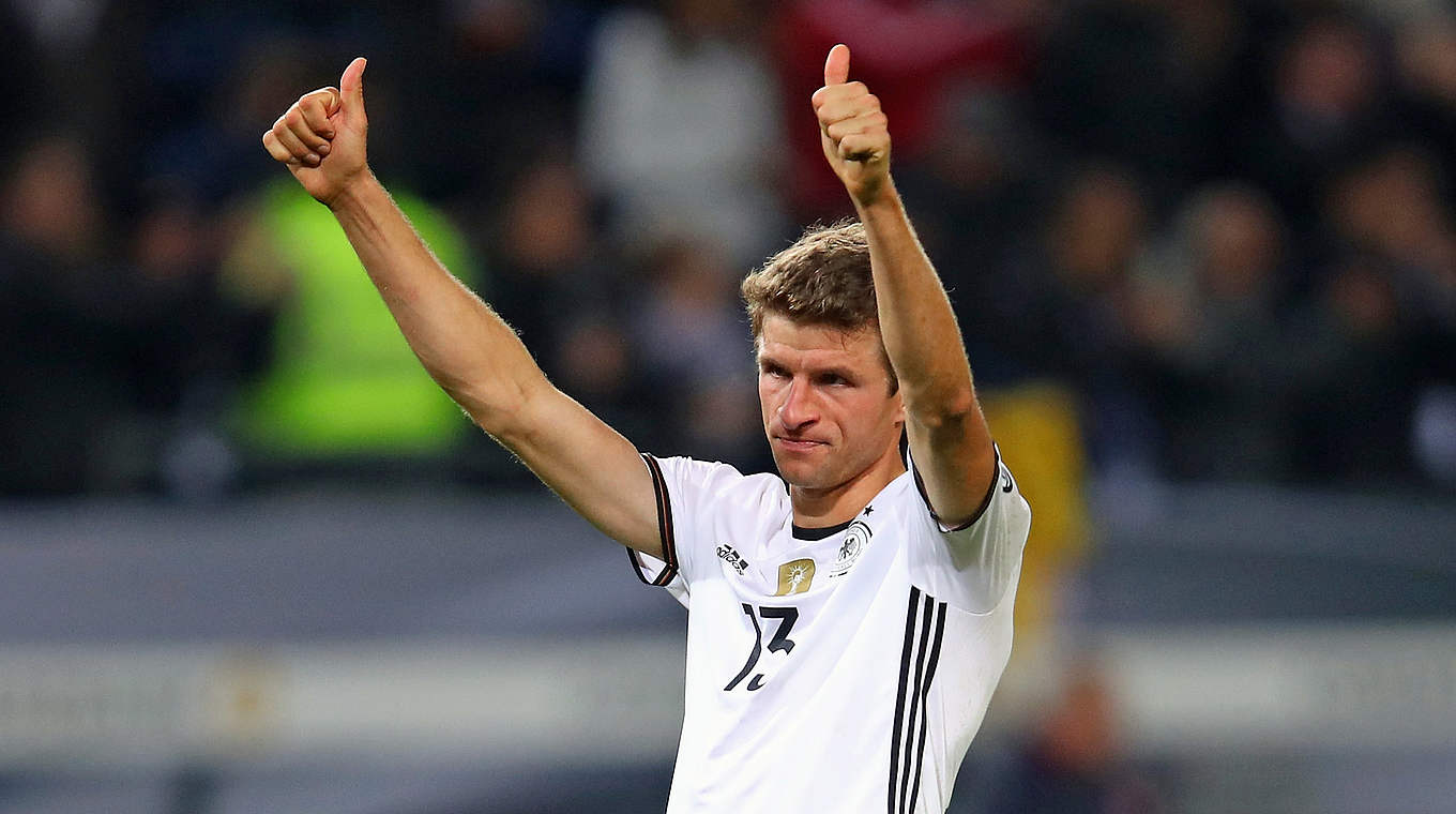 Zwei Tore, zwei Daumen hoch: Die Fans wählen Thomas Müller zum "Spieler des Spiels" © 2016 Getty Images