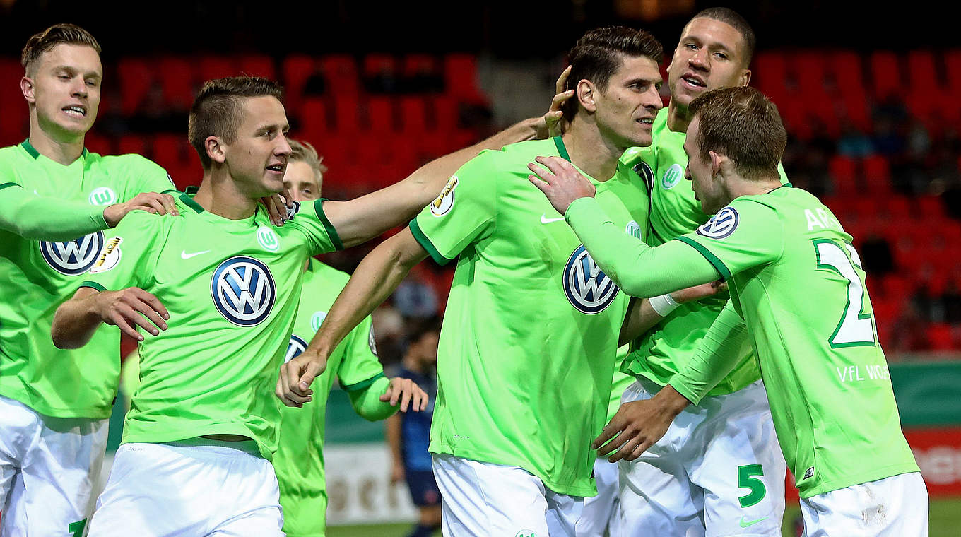 Jubel über das entscheidende Tor: Wolfsburg und Mario Gomez (3.v.r.) © 2016 Getty Images