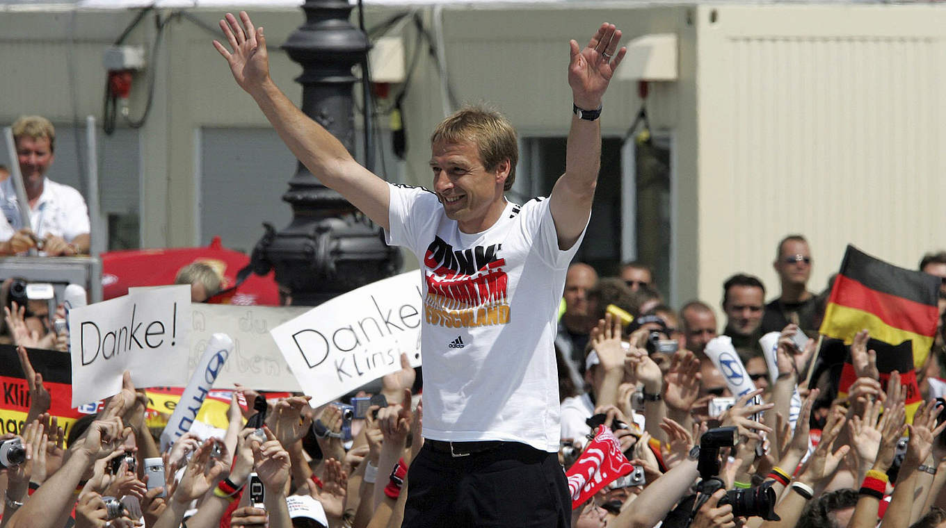 Auf der Berliner Fanmeile für Platz bei der Heim-WM 2006 gefeiert: Klinsmann © 2006 Getty Images