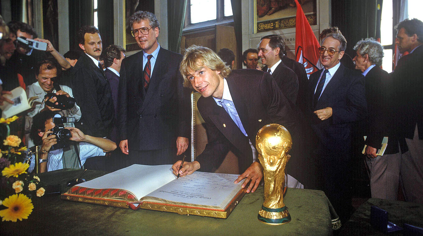 Eintrag ins Goldene Buch der Stadt Frankfurt: Weltmeister Jürgen Klinsmann © Getty Images