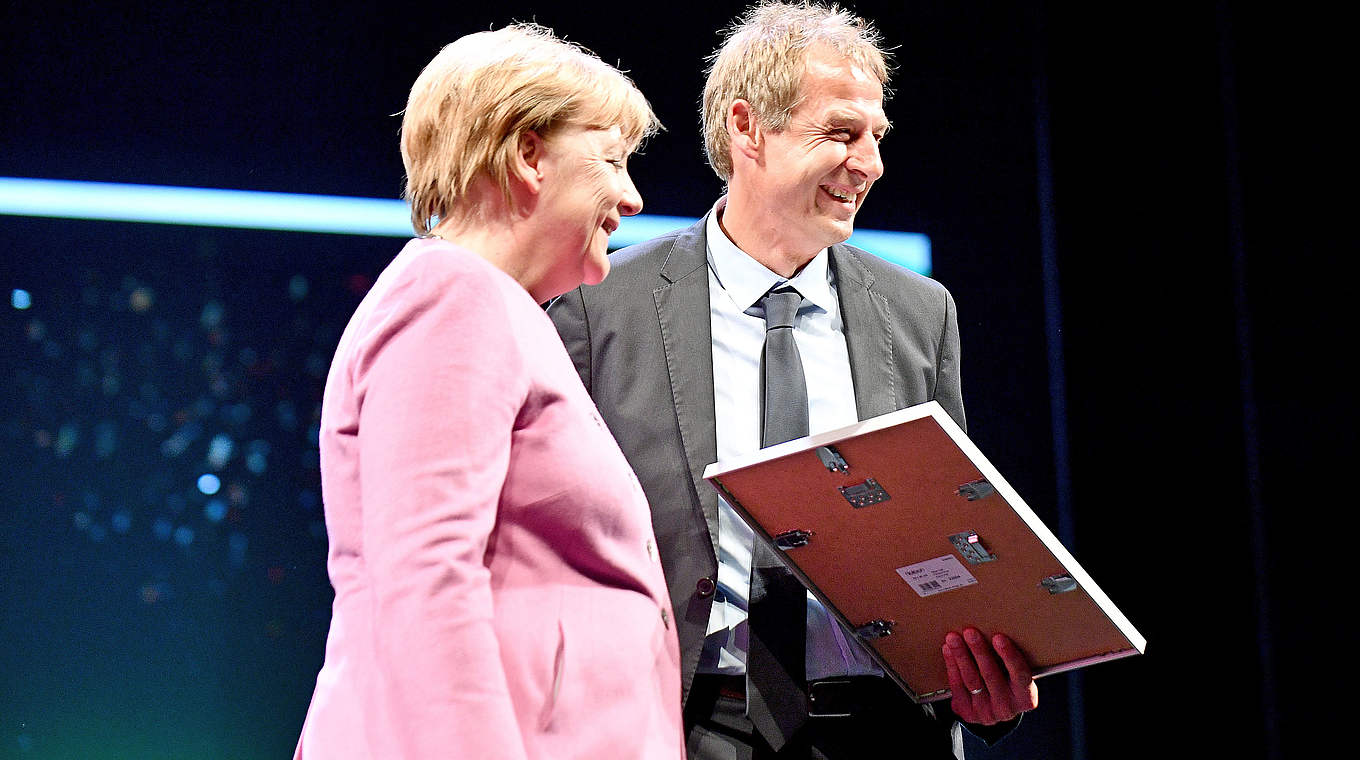 "Ich bin ganz besonders stolz auf diese Auszeichnung": Ehrenspielführer Klinsmann © 2016 Getty Images