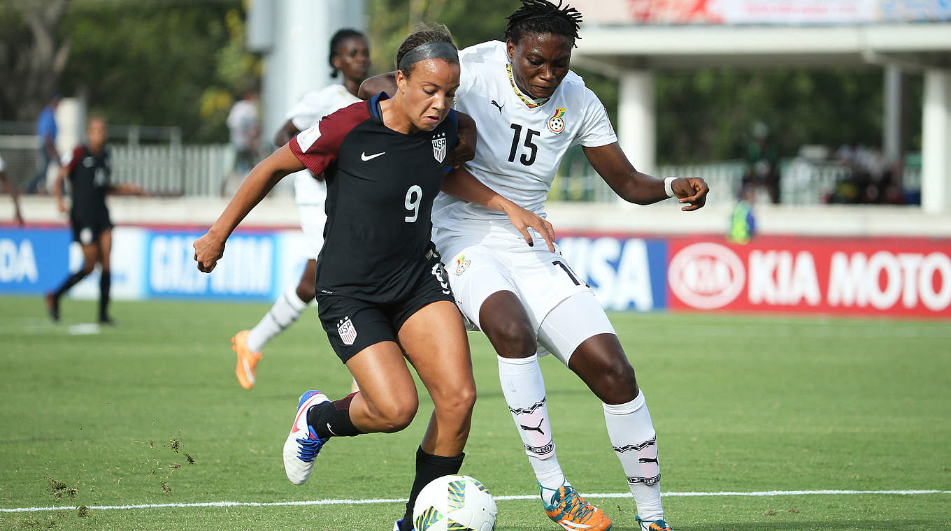 In der K.o.-Runde: Gruppensieger USA mit Mallory Pugh (l.) gegen Ghanas Faustina Ampah © 2016 FIFA
