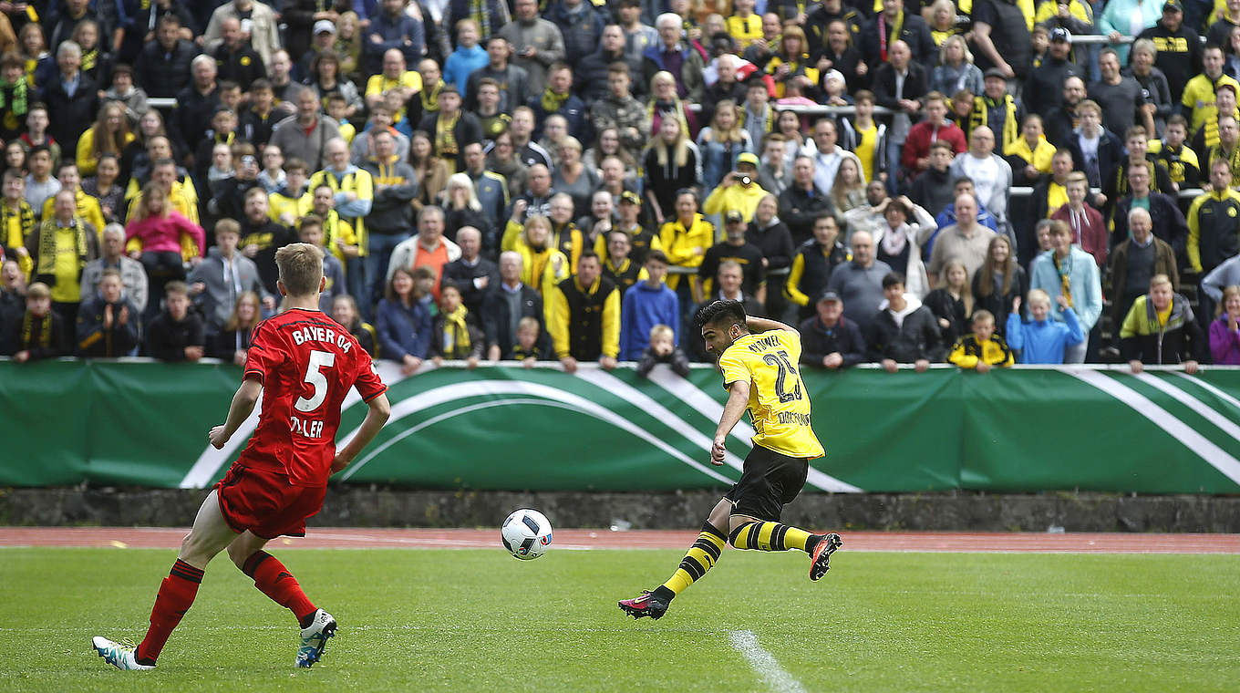 Hat sich eine schmerzhafte Verletzung zugezogen: Dortmunds Emre Aydinel (r.) © 2016 Getty Images